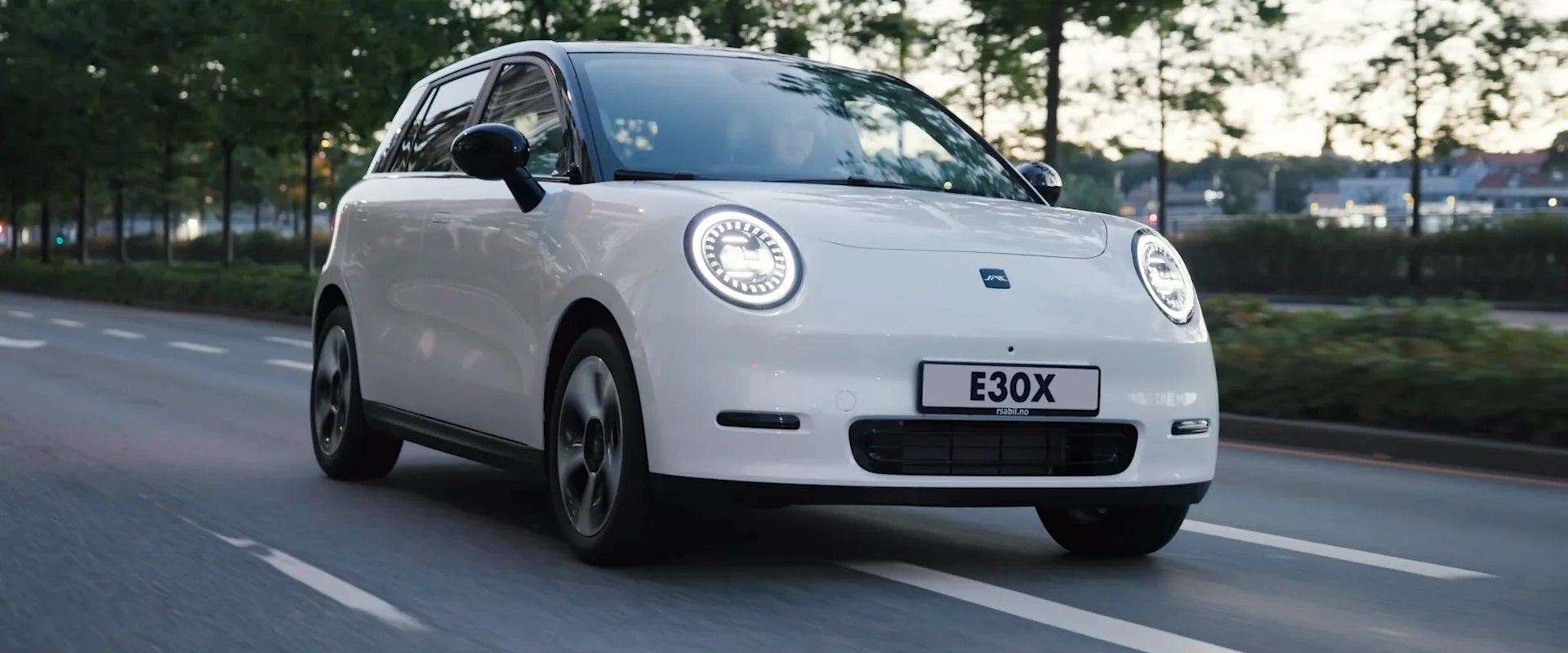 Hvit JAC E30X på bygate