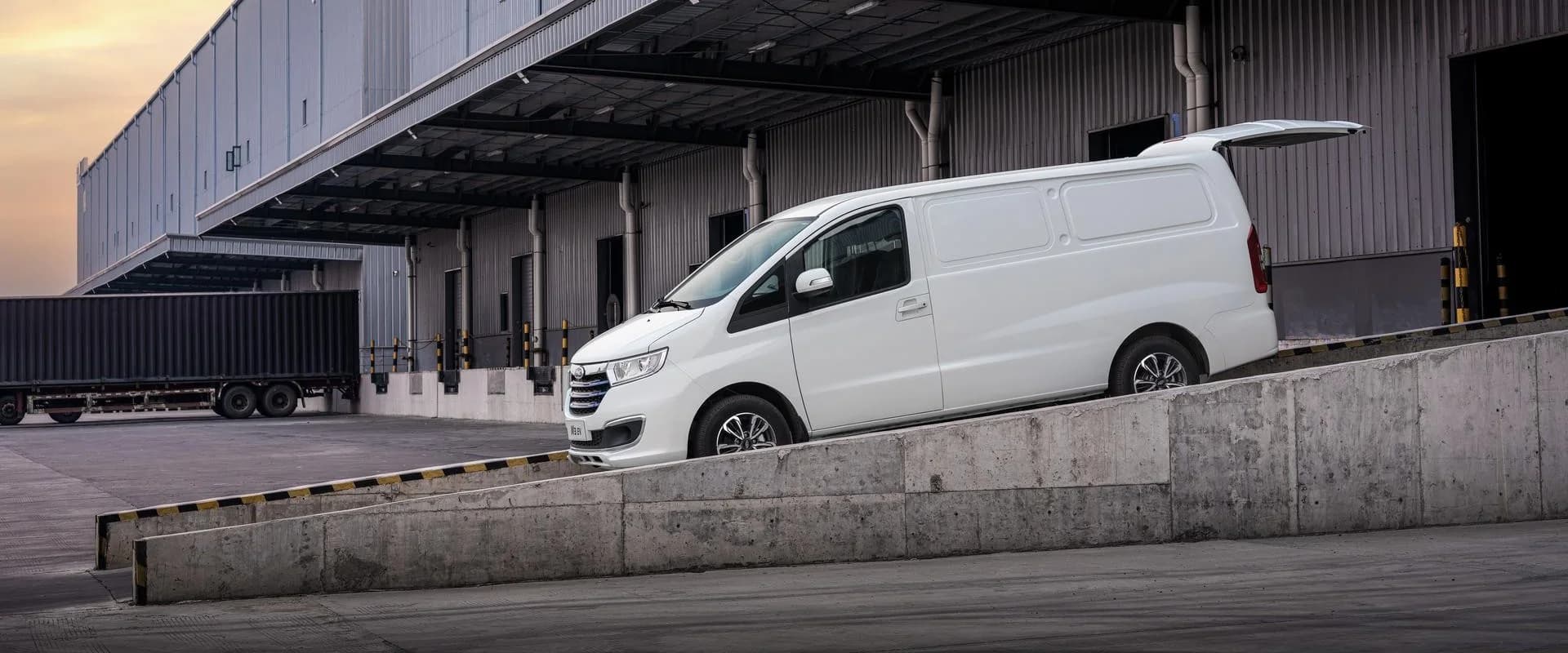 Hvit JAC M3 EV ved en lasterampe